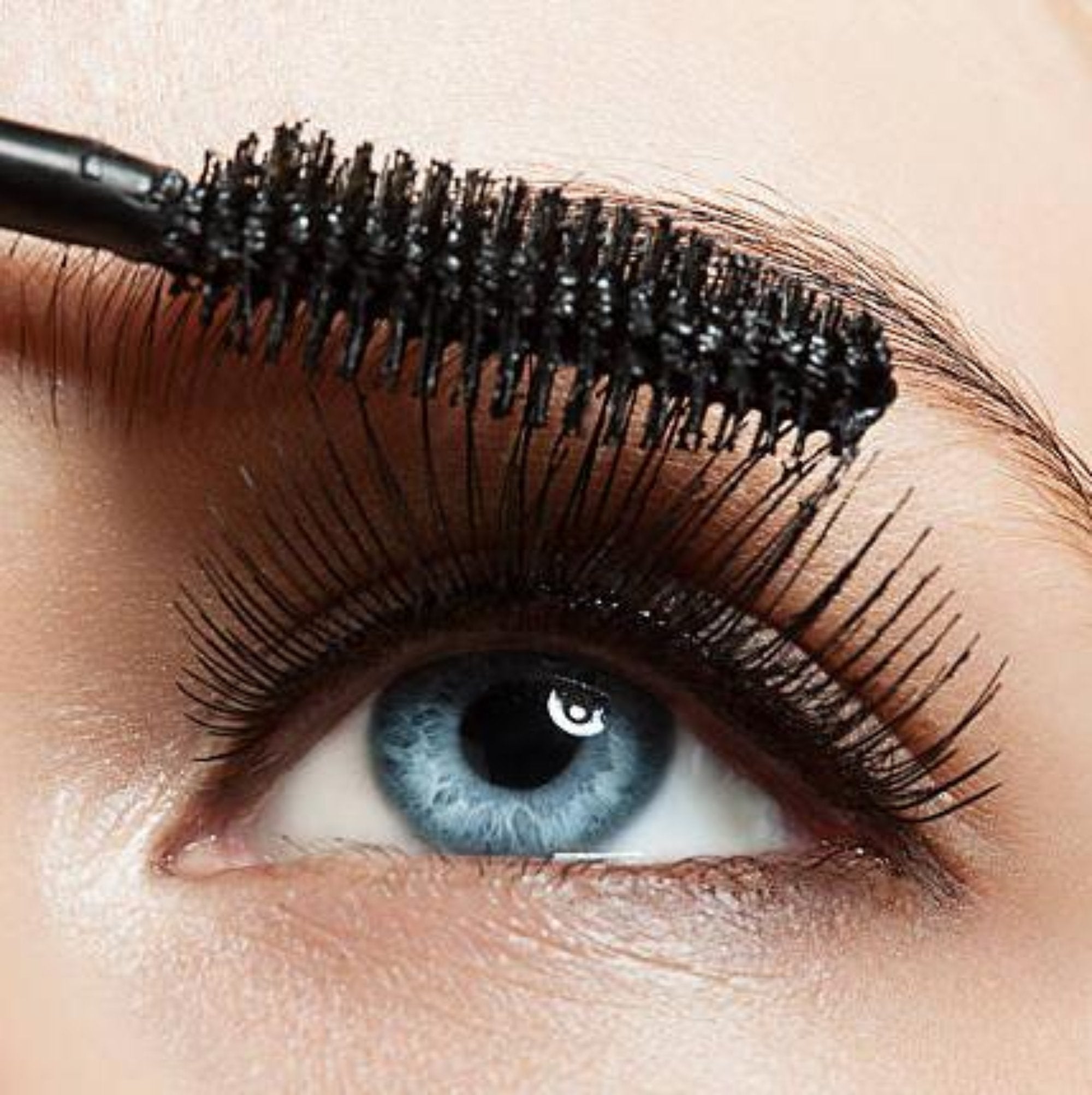 4-in-1 Volumizing Luxury Black Mascara